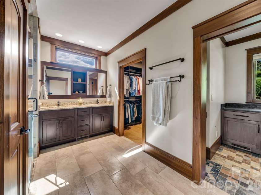 320 Summerset Drive, Hendersonville, NC 28792.  MLS# CAR4409417, YatesRealty ID 50892. 