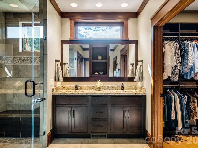 320 Summerset Drive, Hendersonville, NC 28792.  MLS# CAR4409417, YatesRealty ID 50892. 