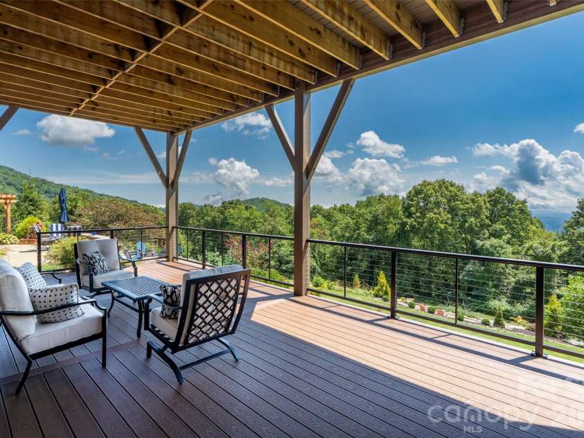 320 Summerset Drive, Hendersonville, NC 28792.  MLS# CAR4409417, YatesRealty ID 50892. 