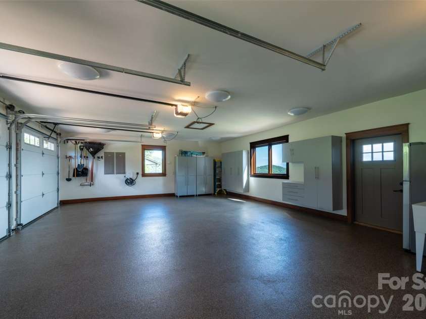 320 Summerset Drive, Hendersonville, NC 28792.  MLS# CAR4409417, YatesRealty ID 50892. 