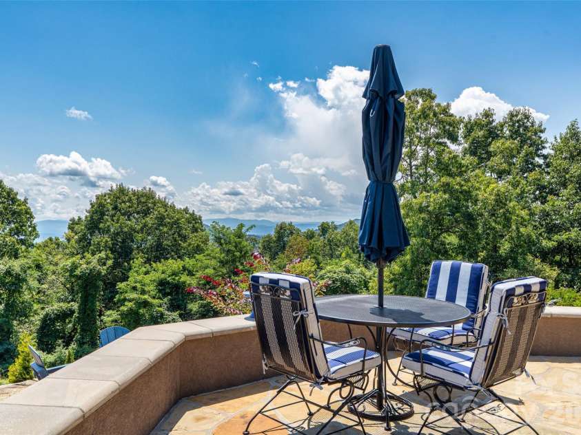 320 Summerset Drive, Hendersonville, NC 28792.  MLS# CAR4409417, YatesRealty ID 50892. 