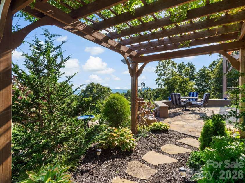 320 Summerset Drive, Hendersonville, NC 28792.  MLS# CAR4409417, YatesRealty ID 50892. 