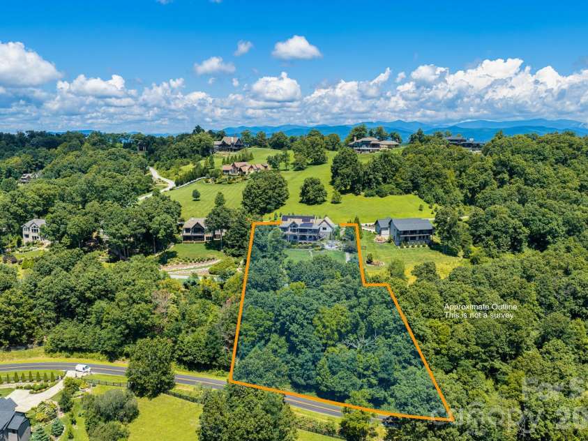 320 Summerset Drive, Hendersonville, NC 28792.  MLS# CAR4409417, YatesRealty ID 50892. 