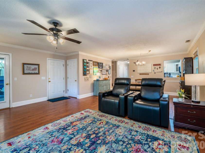 18 Friendly Way, Asheville, NC 28806.  MLS# CAR4423504, YatesRealty ID 50897. Large open space living room