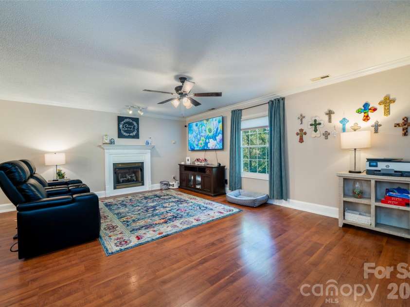 18 Friendly Way, Asheville, NC 28806.  MLS# CAR4423504, YatesRealty ID 50897. Natural gas fire place