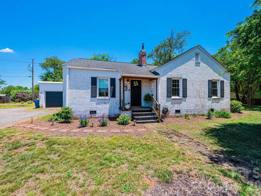 1240 12th Street Place, Hickory, NC 28601.  MLS# CAR4394943, YatesRealty ID 50898. 