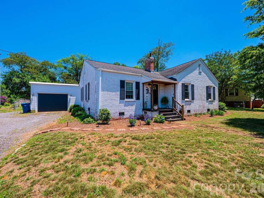 1240 12th Street Place, Hickory, NC 28601.  MLS# CAR4394943, YatesRealty ID 50898. 
