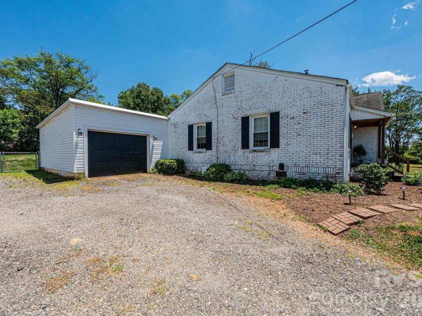 1240 12th Street Place, Hickory, NC 28601.  MLS# CAR4394943, YatesRealty ID 50898. 