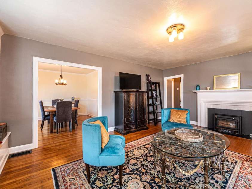 1240 12th Street Place, Hickory, NC 28601.  MLS# CAR4394943, YatesRealty ID 50898. 