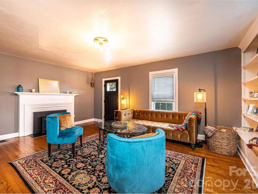 1240 12th Street Place, Hickory, NC 28601.  MLS# CAR4394943, YatesRealty ID 50898. 