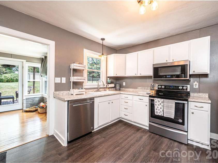 1240 12th Street Place, Hickory, NC 28601.  MLS# CAR4394943, YatesRealty ID 50898. 