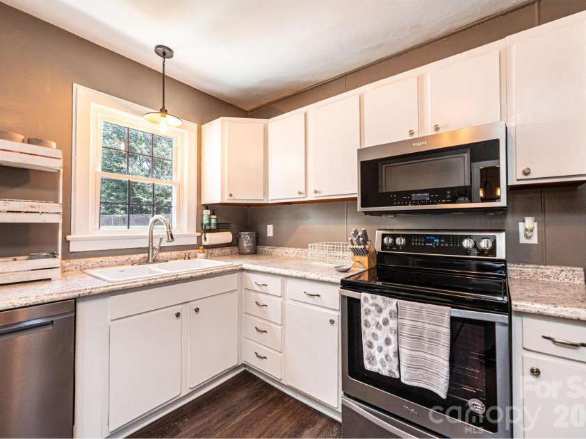 1240 12th Street Place, Hickory, NC 28601.  MLS# CAR4394943, YatesRealty ID 50898. 