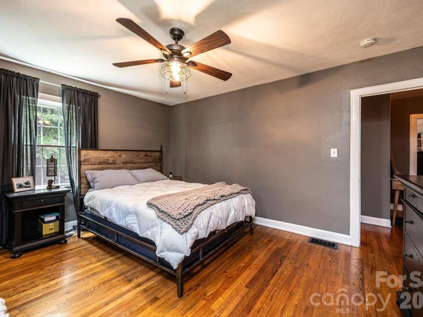 1240 12th Street Place, Hickory, NC 28601.  MLS# CAR4394943, YatesRealty ID 50898. 