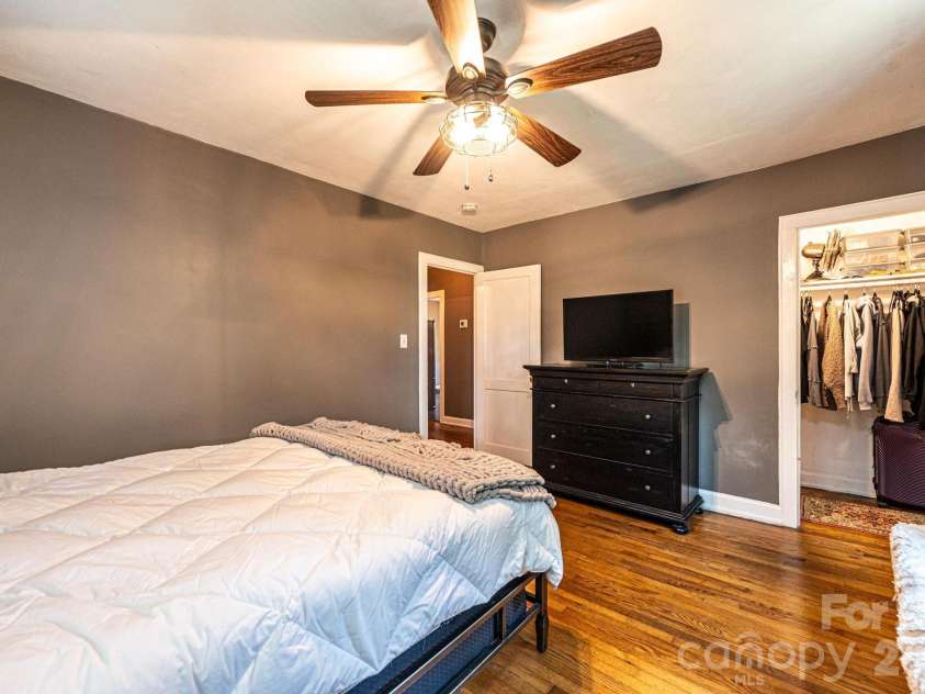 1240 12th Street Place, Hickory, NC 28601.  MLS# CAR4394943, YatesRealty ID 50898. 