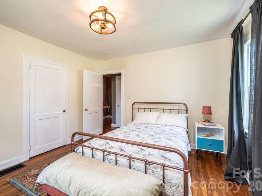 1240 12th Street Place, Hickory, NC 28601.  MLS# CAR4394943, YatesRealty ID 50898. 