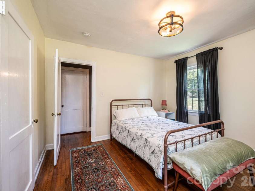 1240 12th Street Place, Hickory, NC 28601.  MLS# CAR4394943, YatesRealty ID 50898. 