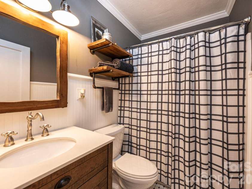 1240 12th Street Place, Hickory, NC 28601.  MLS# CAR4394943, YatesRealty ID 50898. 