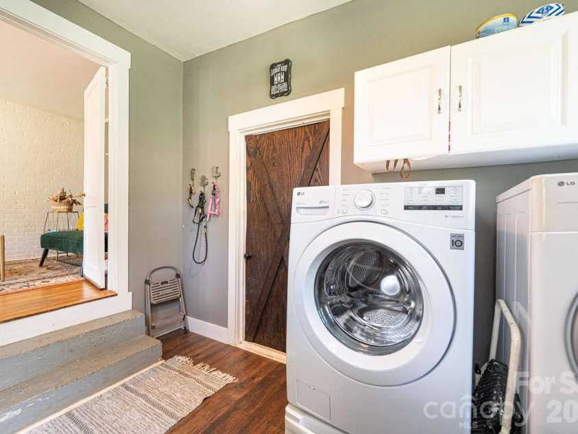 1240 12th Street Place, Hickory, NC 28601.  MLS# CAR4394943, YatesRealty ID 50898. 