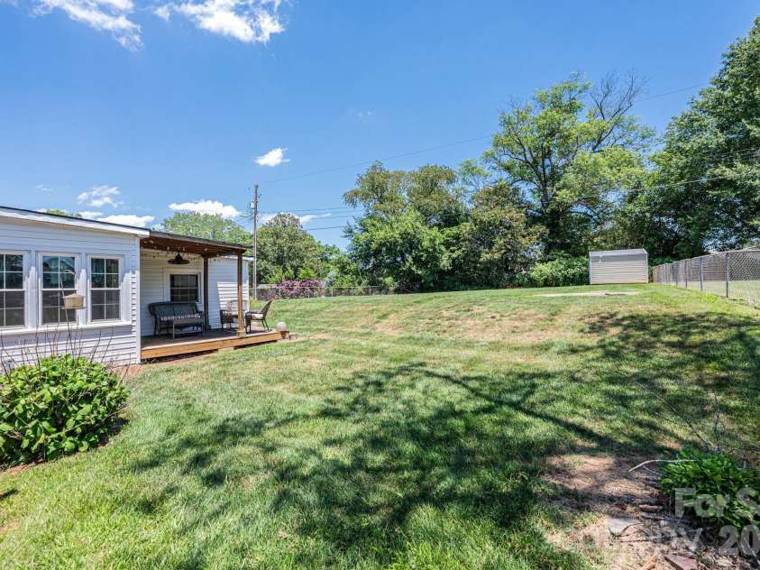 1240 12th Street Place, Hickory, NC 28601.  MLS# CAR4394943, YatesRealty ID 50898. 