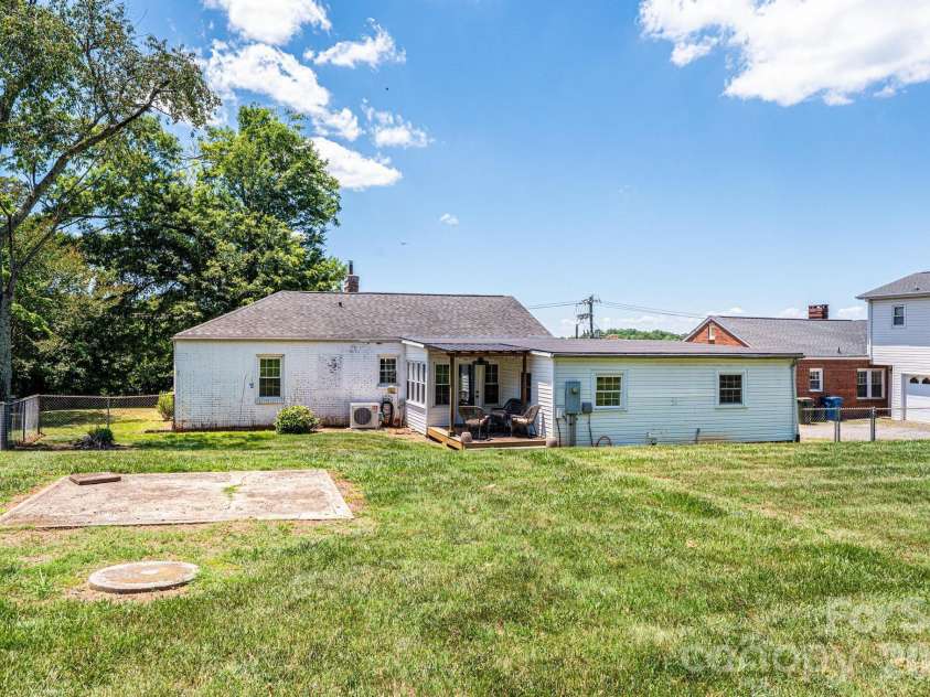 1240 12th Street Place, Hickory, NC 28601.  MLS# CAR4394943, YatesRealty ID 50898. 