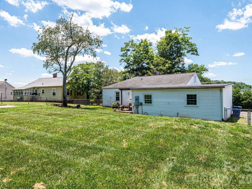 1240 12th Street Place, Hickory, NC 28601.  MLS# CAR4394943, YatesRealty ID 50898. 