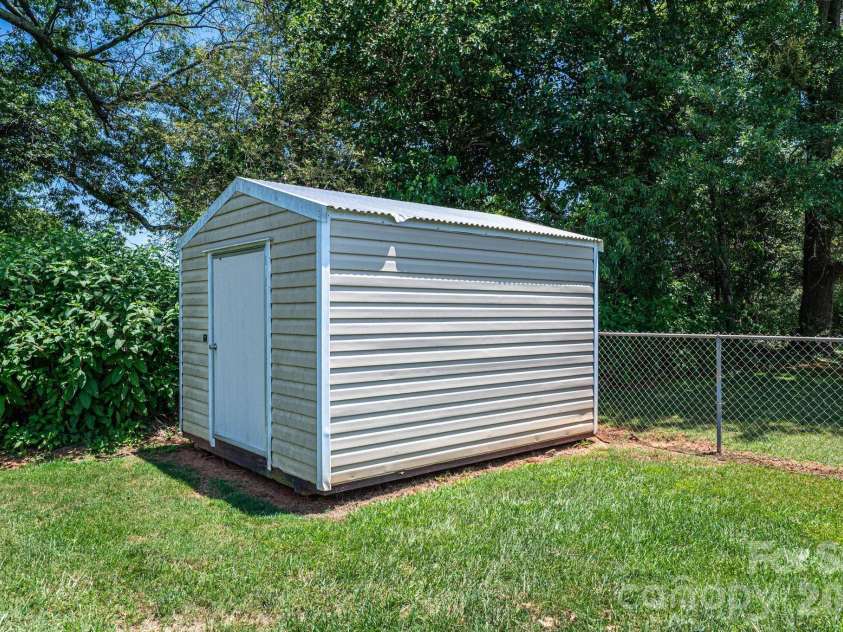 1240 12th Street Place, Hickory, NC 28601.  MLS# CAR4394943, YatesRealty ID 50898. 