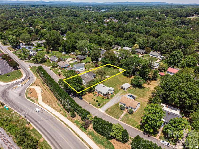 1240 12th Street Place, Hickory, NC 28601.  MLS# CAR4394943, YatesRealty ID 50898. 