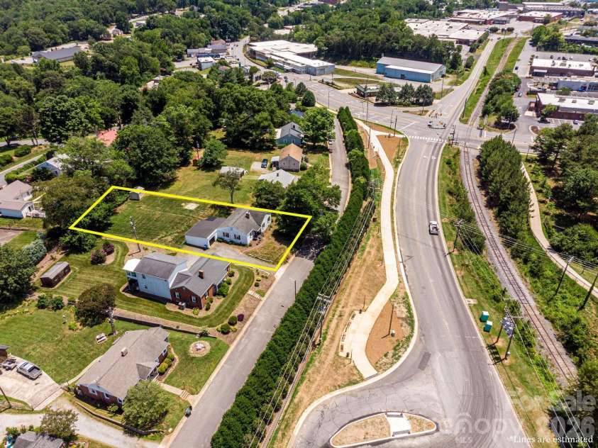 1240 12th Street Place, Hickory, NC 28601.  MLS# CAR4394943, YatesRealty ID 50898. 