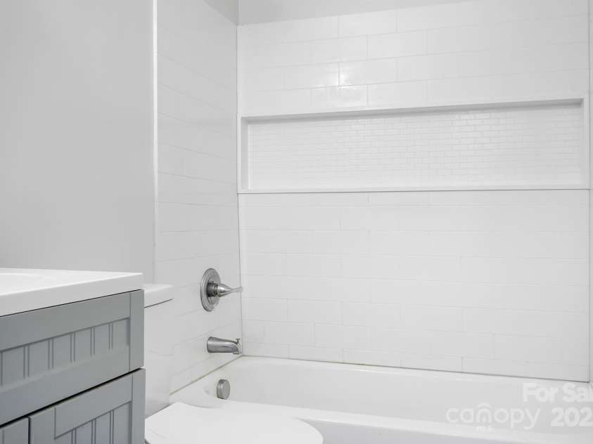134 Mills Valley Drive, Mooresville, NC 28117.  MLS# CAR4301666, YatesRealty ID 509. Bathroom