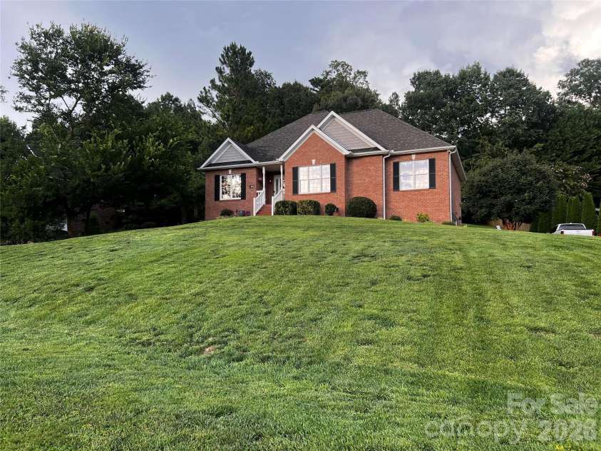 1463 Brookstone Drive, Hickory, NC 28602.  MLS# CAR4424803, YatesRealty ID 50901. 