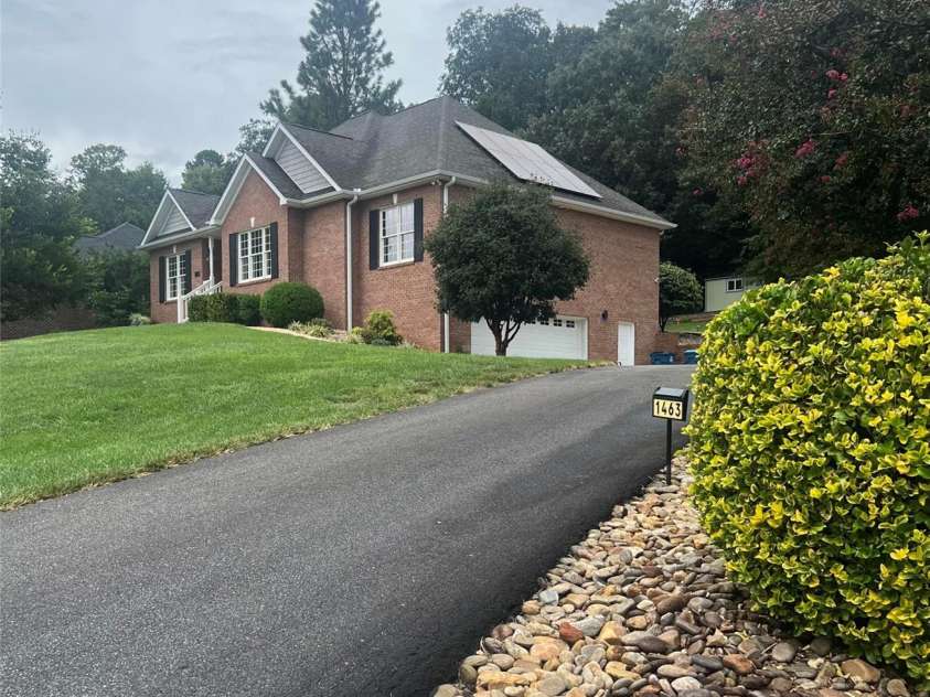 1463 Brookstone Drive, Hickory, NC 28602.  MLS# CAR4424803, YatesRealty ID 50901. 