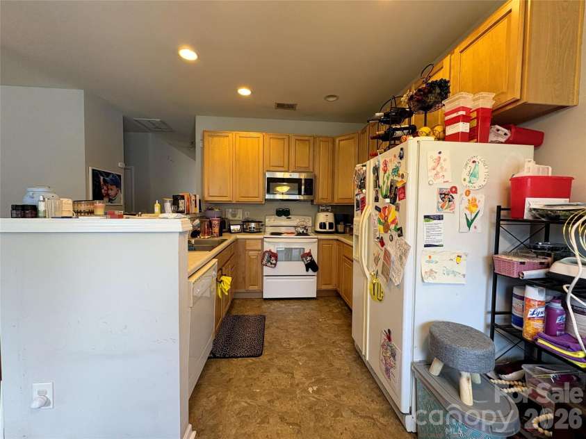 11637 Coddington Ridge Drive, Charlotte, NC 28214.  MLS# CAR4400659, YatesRealty ID 50913. Main level kitchen