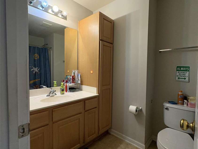 11637 Coddington Ridge Drive, Charlotte, NC 28214.  MLS# CAR4400659, YatesRealty ID 50913. Upper level full bathroom