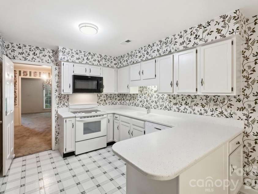 4218 Woodglen Lane, Charlotte, NC 28226.  MLS# CAR4424799, YatesRealty ID 50915. 