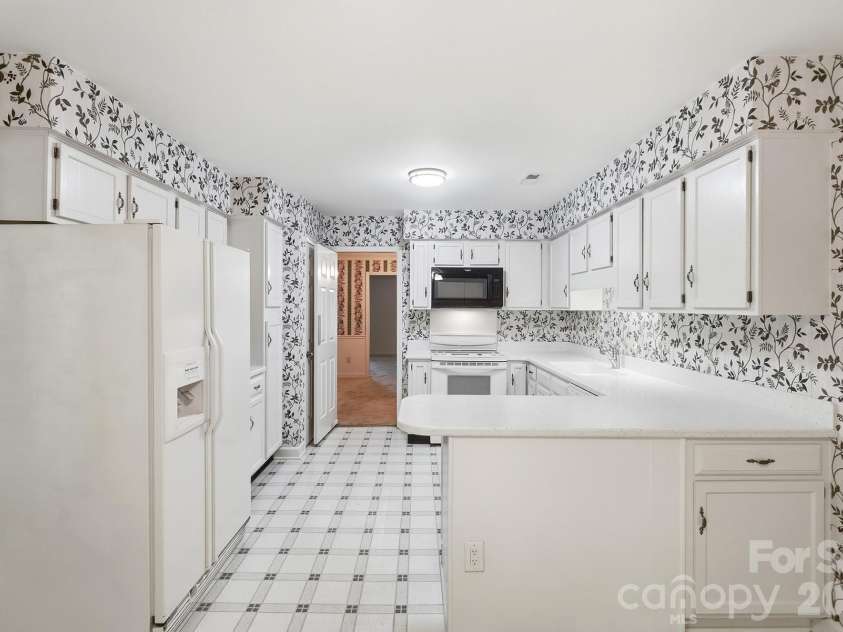 4218 Woodglen Lane, Charlotte, NC 28226.  MLS# CAR4424799, YatesRealty ID 50915. 