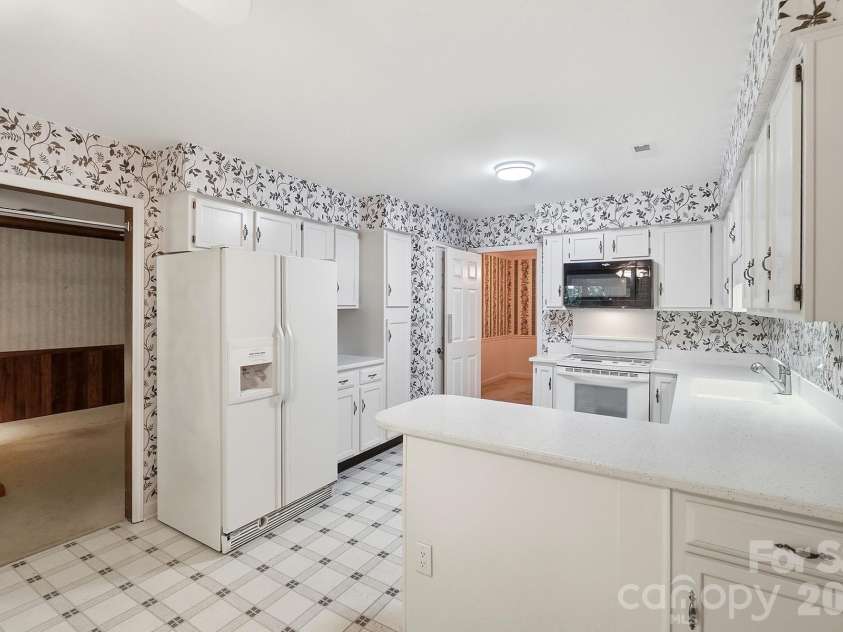 4218 Woodglen Lane, Charlotte, NC 28226.  MLS# CAR4424799, YatesRealty ID 50915. 