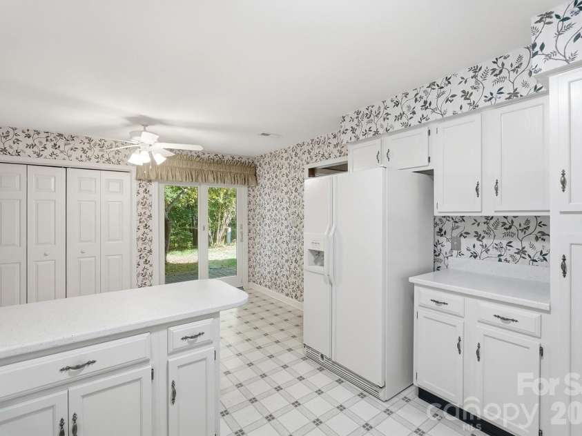 4218 Woodglen Lane, Charlotte, NC 28226.  MLS# CAR4424799, YatesRealty ID 50915. 