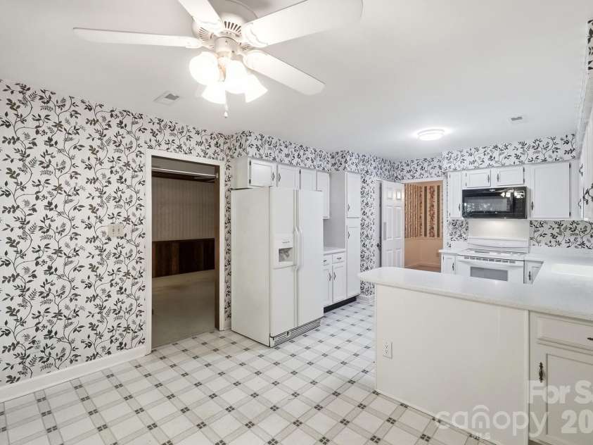 4218 Woodglen Lane, Charlotte, NC 28226.  MLS# CAR4424799, YatesRealty ID 50915. 