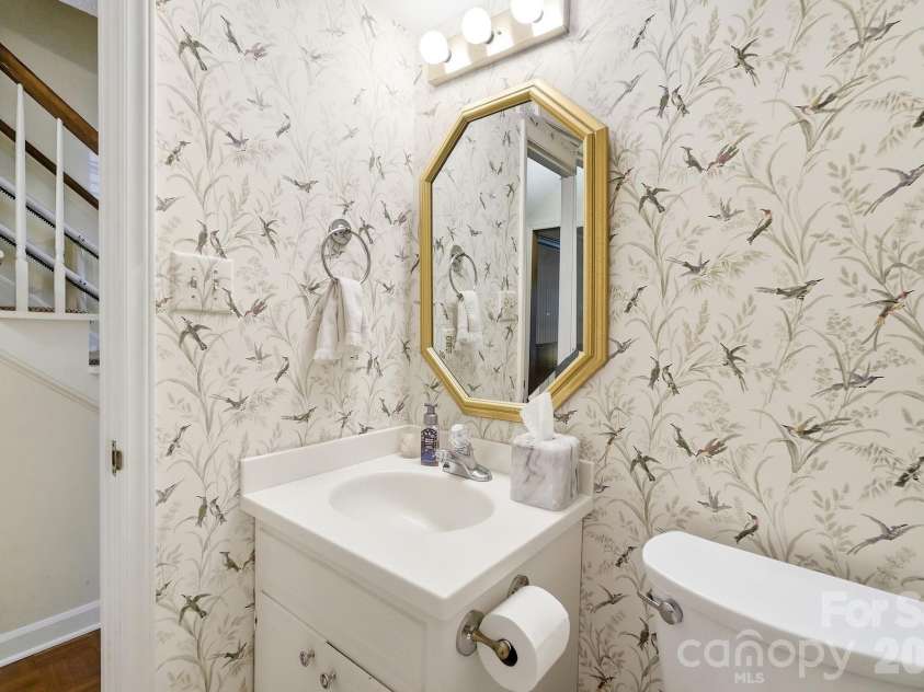 4218 Woodglen Lane, Charlotte, NC 28226.  MLS# CAR4424799, YatesRealty ID 50915. Half Bathroom on Main Level