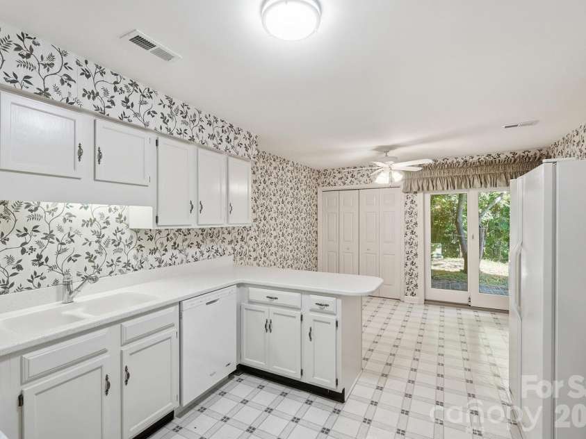 4218 Woodglen Lane, Charlotte, NC 28226.  MLS# CAR4424799, YatesRealty ID 50915. Kitchen