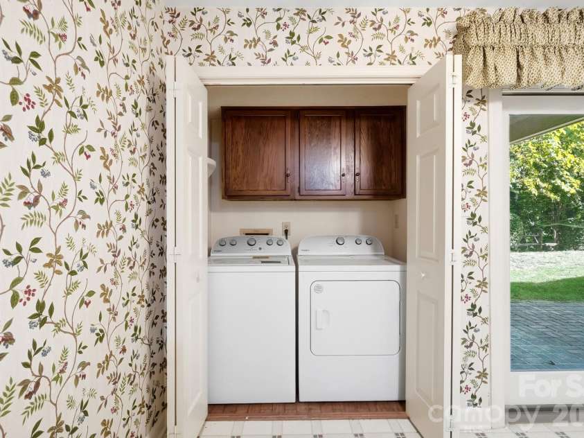 4218 Woodglen Lane, Charlotte, NC 28226.  MLS# CAR4424799, YatesRealty ID 50915. Laundry