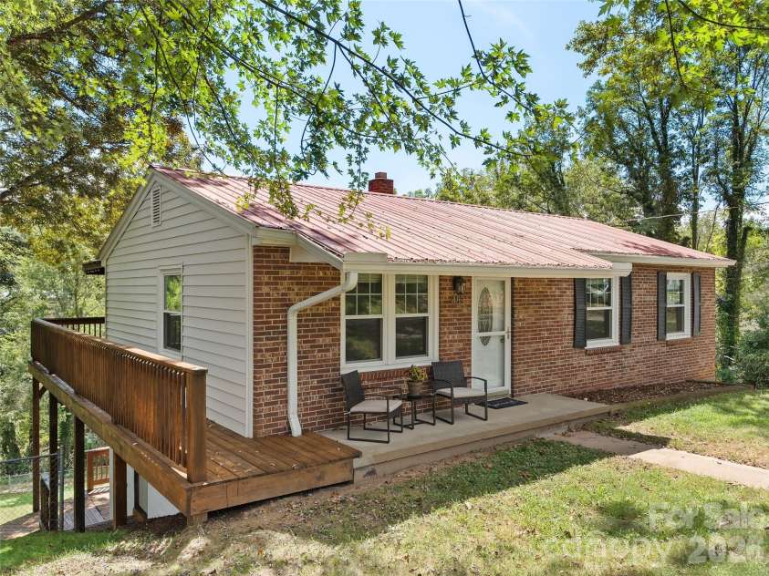 483 Thompson Street, Canton, NC 28716.  MLS# CAR4424582, YatesRealty ID 50917. 