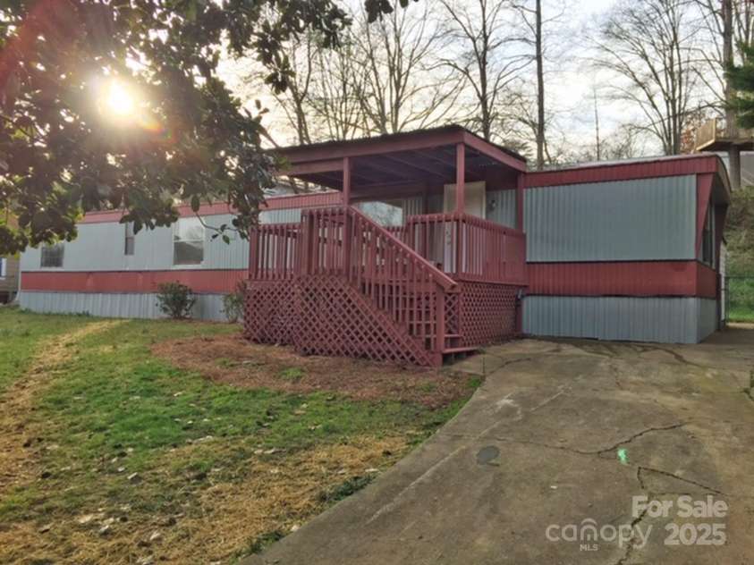 7821 Bondhaven Drive, Charlotte, NC 28215.  MLS# CAR4237671, YatesRealty ID 5092. 