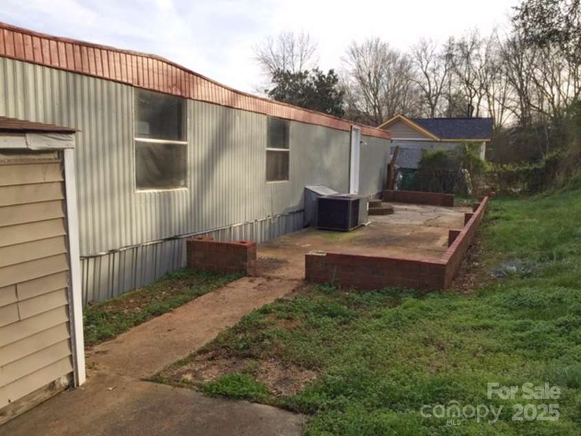 7821 Bondhaven Drive, Charlotte, NC 28215.  MLS# CAR4237671, YatesRealty ID 5092. 