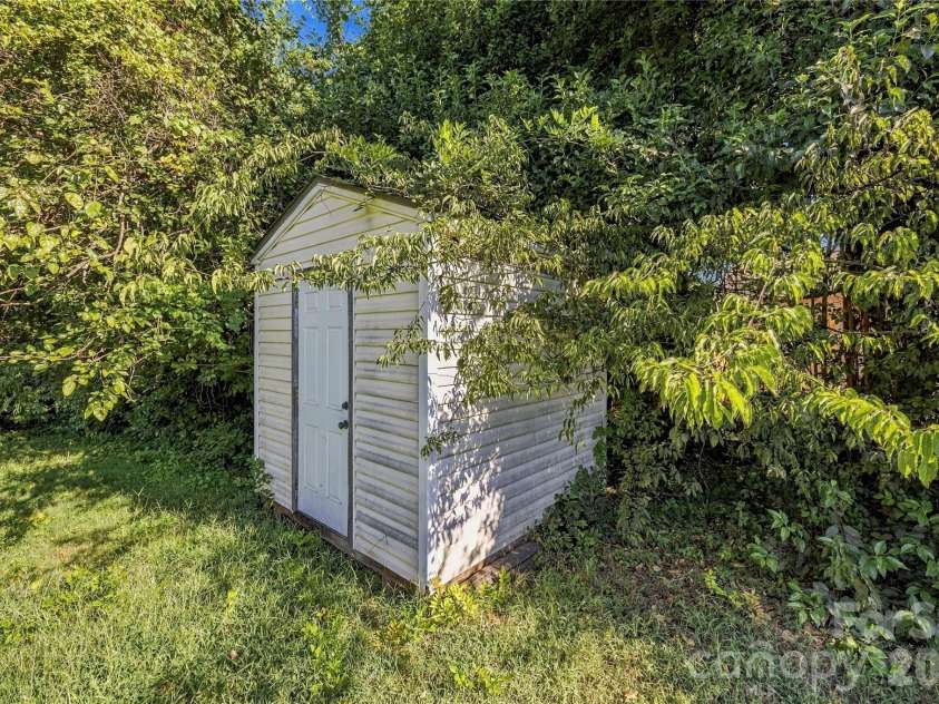 700 Concordia Avenue, Charlotte, NC 28206.  MLS# CAR4424791, YatesRealty ID 50925. 