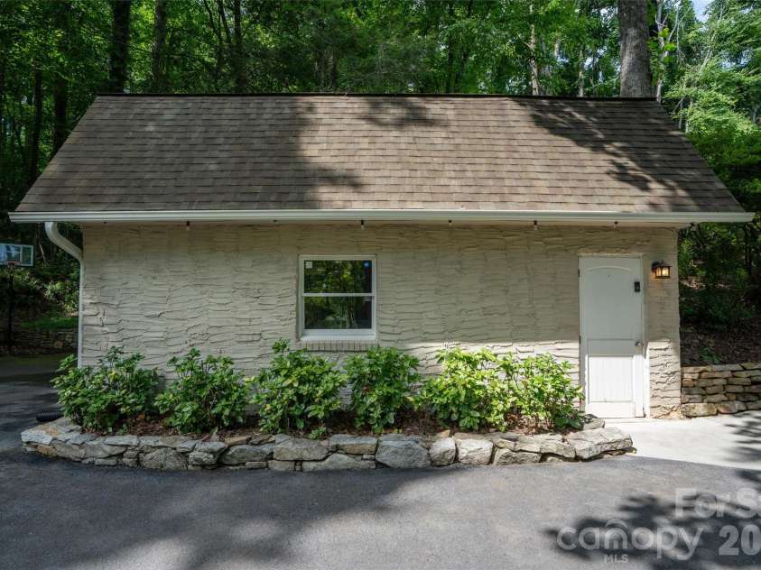 336 Sky Lake Drive, Hendersonville, NC 28739.  MLS# CAR4405648, YatesRealty ID 50927. Detached Garage