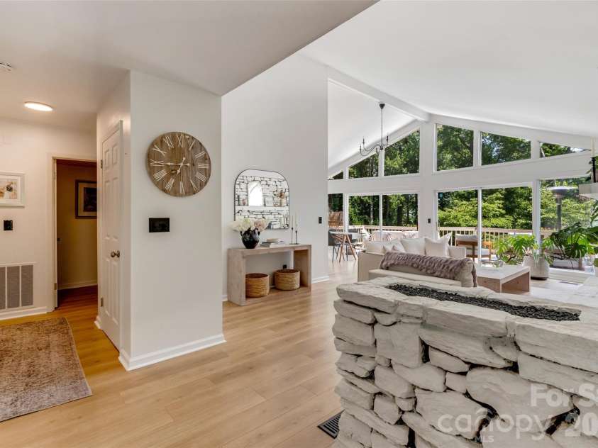 336 Sky Lake Drive, Hendersonville, NC 28739.  MLS# CAR4405648, YatesRealty ID 50927. Entry