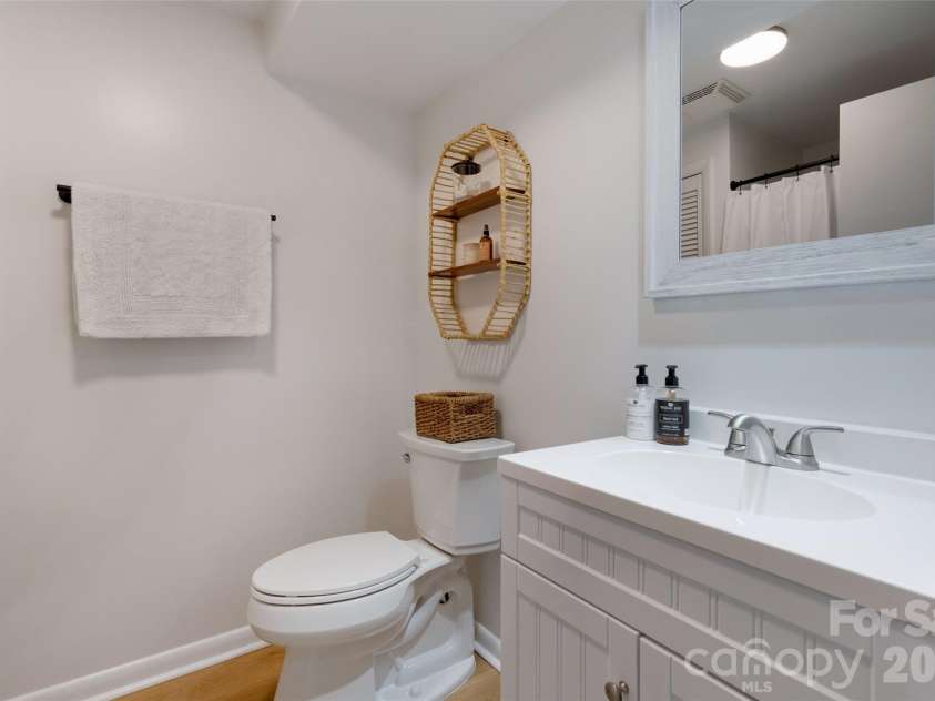 336 Sky Lake Drive, Hendersonville, NC 28739.  MLS# CAR4405648, YatesRealty ID 50927. Full Bathroom - basement