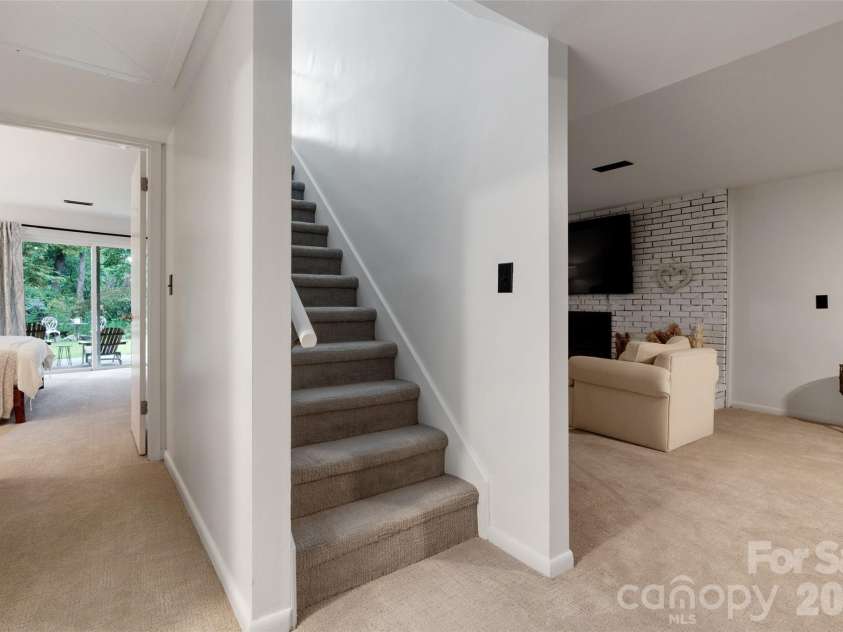 336 Sky Lake Drive, Hendersonville, NC 28739.  MLS# CAR4405648, YatesRealty ID 50927. Neutral Decor