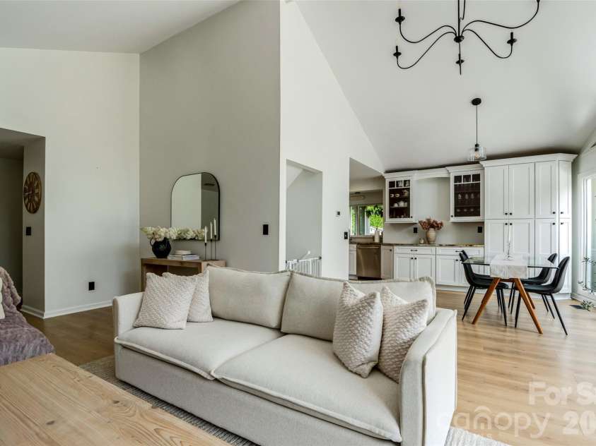 336 Sky Lake Drive, Hendersonville, NC 28739.  MLS# CAR4405648, YatesRealty ID 50927. Open Concept
